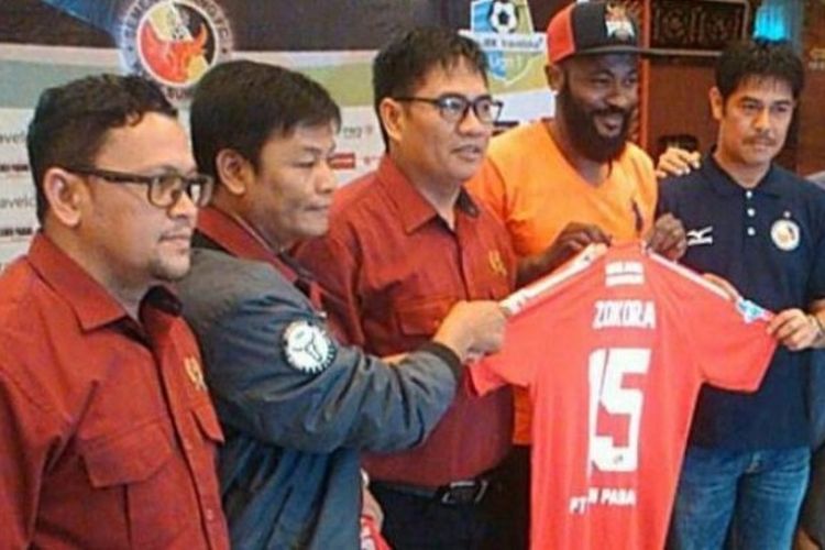 Gelandang Didier Zokora (tiga dari kanan) diperkenalkan sebagai pemain asing anyar Semen Padang untuk Liga 1 musim 2017 di Wisma Indarung, Padang, Senin (24/4/2017) sore.