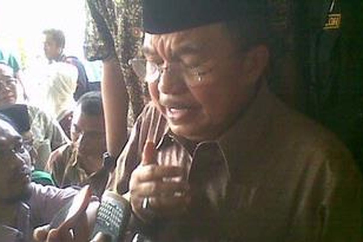 Mantan Wakil Presiden Jusuf Kalla usai menghadiri Halaqoh Nasional Partai Persatuan Pembangunan (PPP) di Hotel Bukit Daun, Kabupaten Kediri, Rabu (22/2/2012).