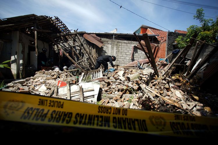 Tim Jibom Gegana Brimob Polda DIY mengumpulkan barang bukti di lokasi rumah yang roboh diduga akibat ledakan petasan di Ploso Kuning, Minomartani, Ngaglik, Sleman, D.I Yogyakarta, Jumat (22/4/2022). Hingga saat ini polisi masih menyelidiki ledakan yang diduga berasal dari petasan yang merobohkan satu rumah.