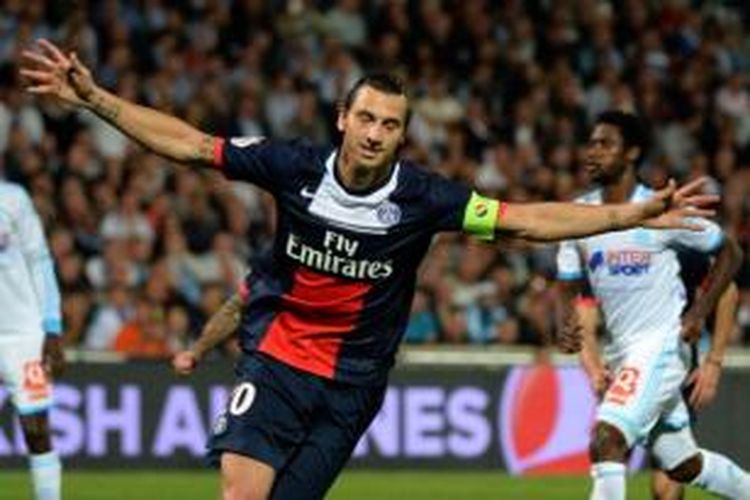 Striker Paris Saint-Germain (PSG), Zlatan Ibrahimovic, melakukan selebrasi setelah mencetak gol ke gawang Olympique Marseille, dalam laga Ligue 1, di Stade Velodrome, Marseille, Minggu atau Senin (7/10/2013) dini hari WIB.