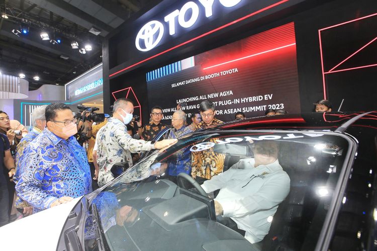 Menko Perekonomian Airlangga Hartarto Kunjungi Booth Toyota di GJAW 2023.