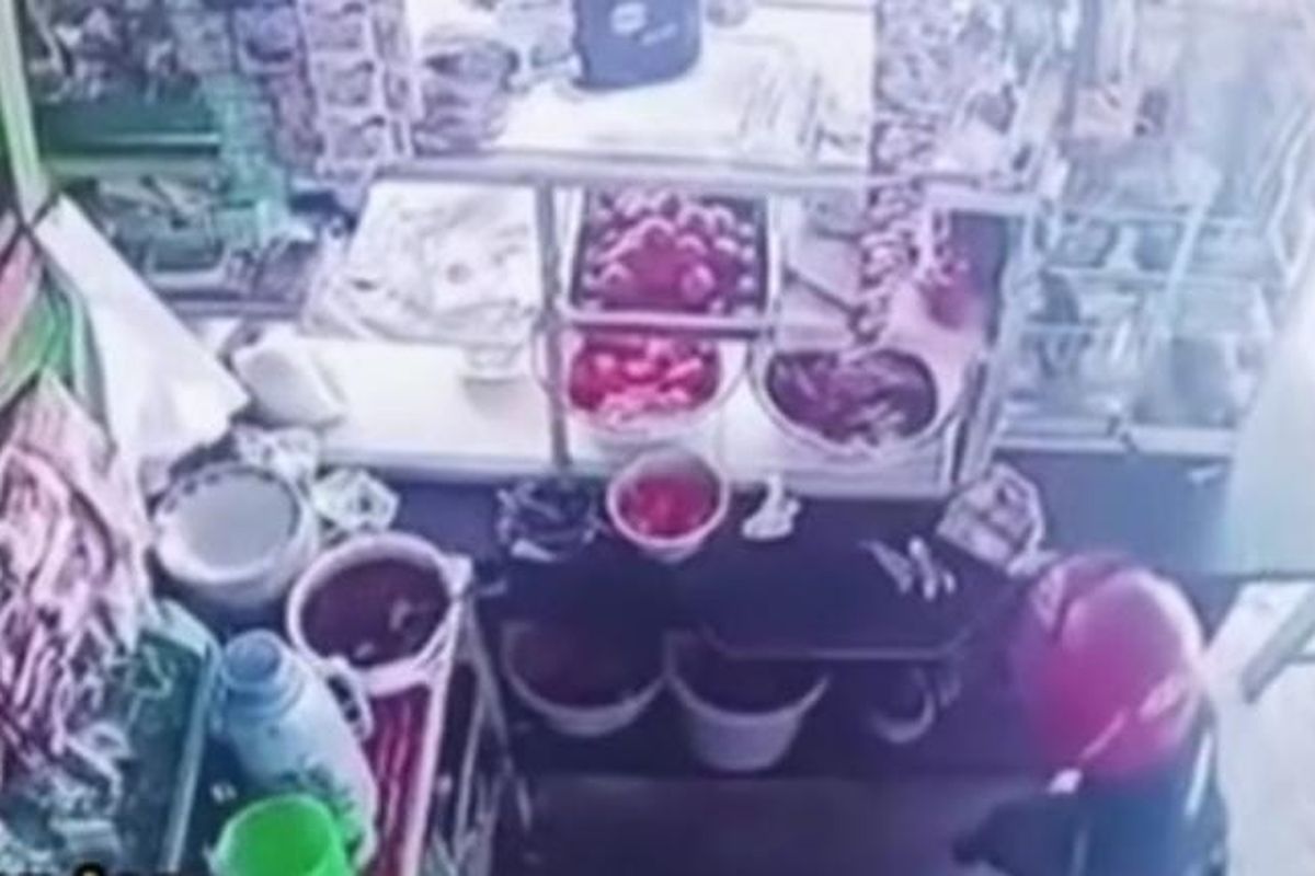Seorang pria di Kota Pasuruan terekam di CCTV saat melakukan aksi pencurian dengan berlagak menjadi pembeli nasi namun justru menggondol dompet berisi uang sebesar Rp 4 juta, Minggu (16/11/2025).