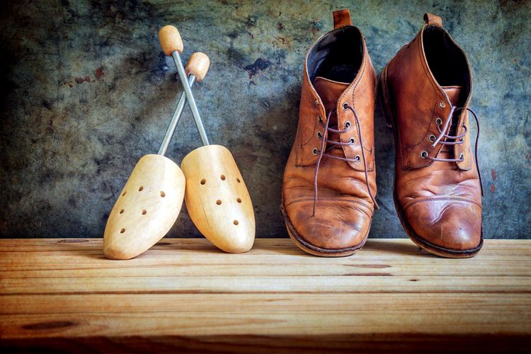 Shoe tree diperlukan untuk menjaga bentuk sepatu, terutama jika sepatu disimpan dalam waktu lama.