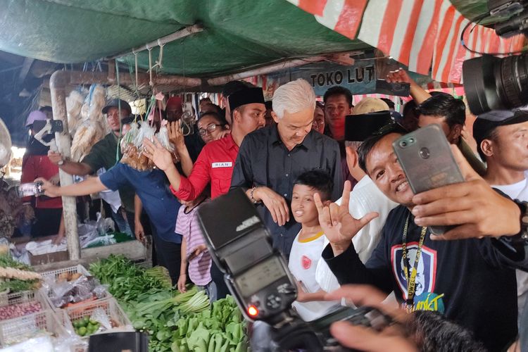 Calon presiden nomor urut 3, Ganjar Pranowo, berkunjung ke Pasar Loa Kulu, Kutai Kartanegara, Kalimantan Timur, Rabu (6/12/2023).