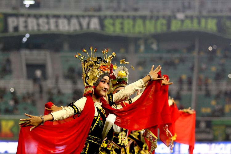 Tari Gandrung salah satu tarian yang mengisi pembukaan kompetisi kasta tertinggi sepak bola Indonesia Super League 2025-2026 di Stadion Gelora Bung Tomo Surabaya, Jawa Timur, Jumat (8/8/2025) malam.