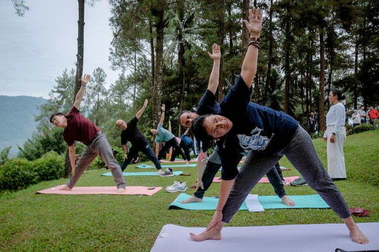 Menteri Pariwisata dan Ekonomi Kreatif Sandiaga Uno mengajak para delegasi yoga dan keliling ke Yogyakarta, Minggu (5/2/2023).