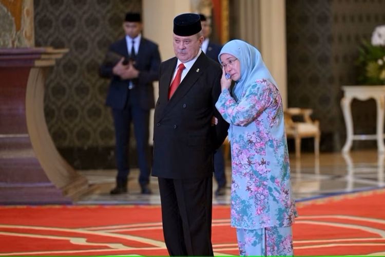 Ratu Malaysia Tunku Azizah Aminah Maimunah Iskandariah memeluk adiknya, Sultan Ibrahim Iskandar dari Johor, setelah pemilihan Raja Malaysia yang digelar di Istana Nasional di Kuala Lumpur, pada 27 Oktober 2023.