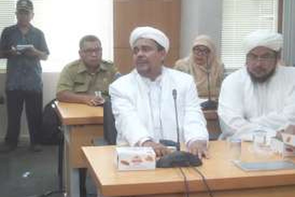 Ketua Umum Front Pembela Islam (FPI) Rizieq Shihab di Gedung DPRD DKI Jakarta, Senin (4/4/2016).