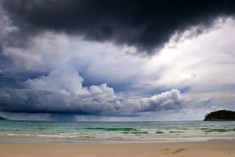 Ilustrasi cuaca buruk di area pantai.  Badan Meteorologi, Klimatologi, dan Geofisika (BMKG) mengimbau masyarakat untuk mewaspadai potensi banjir pesisir atau rob di sejumlah wilayah pesisir Bali yang diperkirakan terjadi pada 7-11 Oktober 2025.