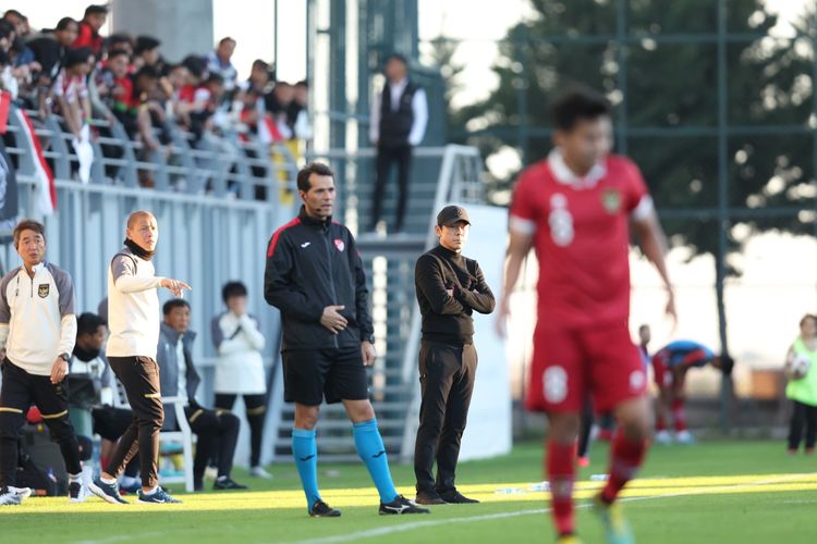 Shin Tae-yong saat mendamping timnas Indonesia melawan Libya dalam partai uji coba menjelang Piala Asia 2023 di Turkiye. Terkini, timnas Indonesia telah tiba di Qatar untuk menghadapi Piala Asia 2023.