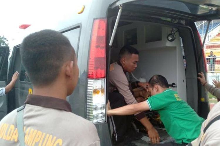 Bripka Rezi Adiansyah Putra (36) meninggal dunia saat mengikuti tes jasmani Sekolah Inspektur Polisi (SIP) di Stadion Pahoman, Bandar Lampung, Selasa (4/2/2020) pagi. Bripka Rezi diduga meninggal dunia karena serangan jantung setelah mengikuti tes lari. (Foto: Dokumentasi Polda Lampung).