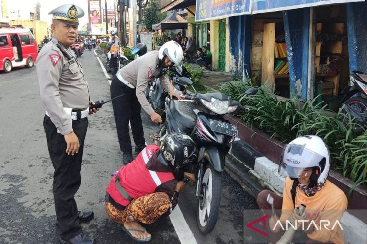 Petugas kepolisian lalu lintas Polres Cianjur menjaring pengendara sepeda motor yang menggunakan knalpot bising, di Cianjur, Jawa Barat, Senin (15/1/2024). 