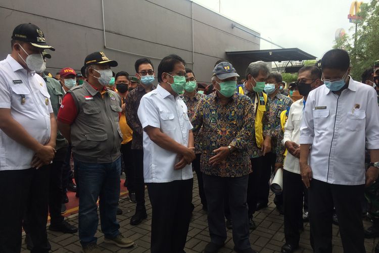 Menteri ATR/Kepala BPN Sofyan A Djalil bersama Menteri PUPR Basuki Hadimuljono meninjau kawasan Grand Kota Bintang, Bekasi, Jawa Barat, Rabu (27/1/2021).