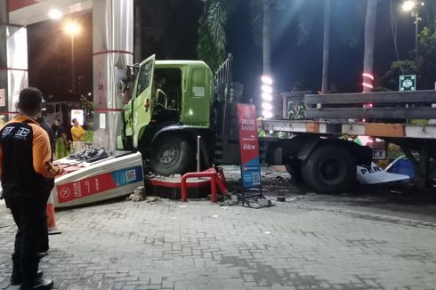 SPBU di Surabaya Ditabrak Truk, Alat Pengisi BBM Ambruk