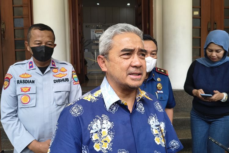 Sekolah di Bandung Jalan Terus Meski Terdampak Abu Vulkanik, Farhan: Kami Minta Anak-Anak Gunakan Masker