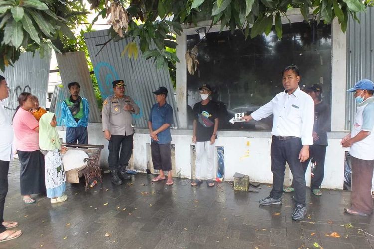 Polisi tengah melakukan oleh tempat kejadian perkara (TKP) kasus penusukan seorang pedagang asongan di perempatan Pemda Karawang, Jalan Ahmad Yani, Karawang, Jawa Barat, Selasa (10/1/2023)
