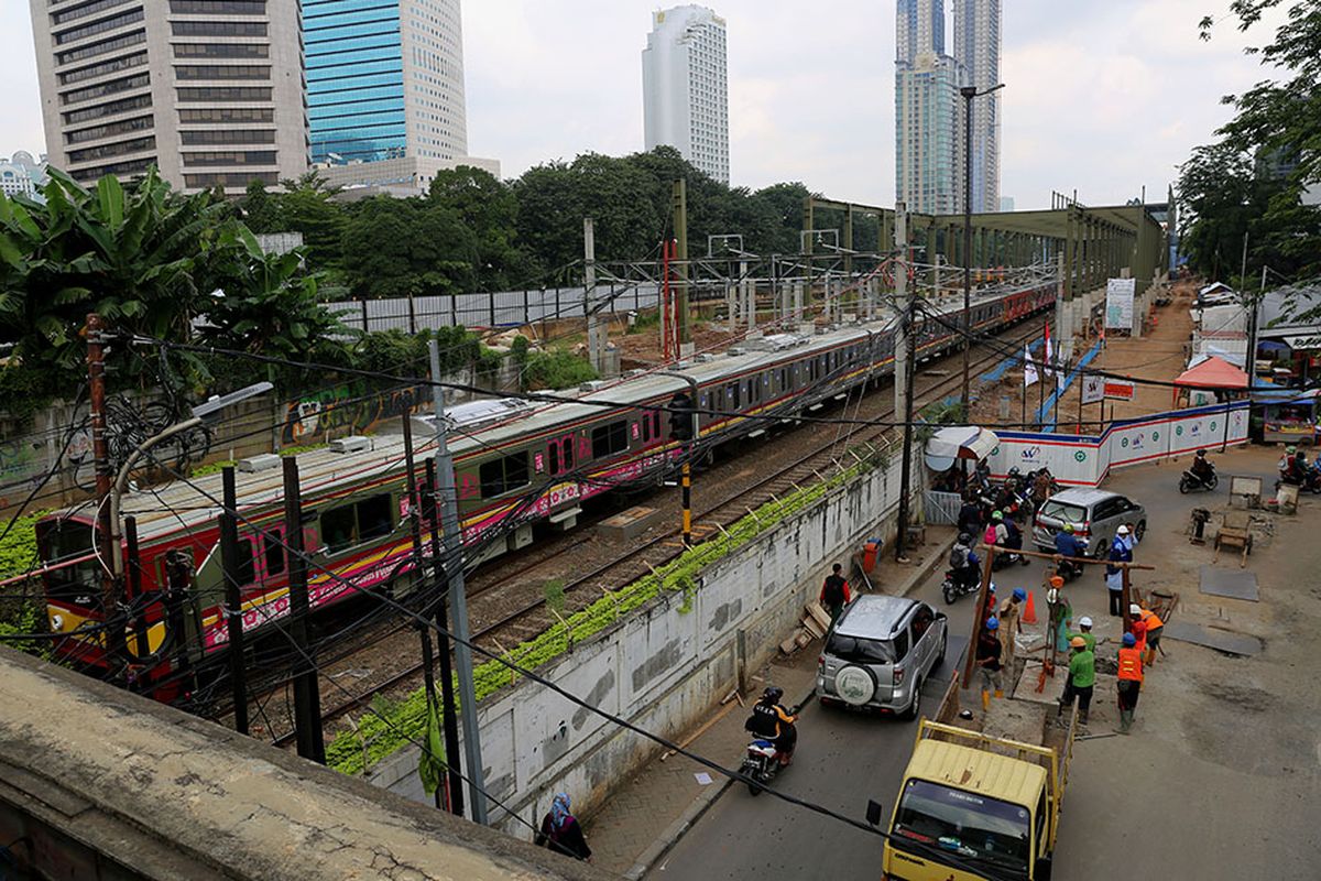 Sebuah Kereta Rel Listrik (KRL) melaju di samping lokasi pembangunan Stasiun Sudirman Baru di Jakarta, Senin (6/3/2017). Stasiun yang terintergrasi dengan stasiun MRT itu hanya akan melayani penumpang dari Stasiun Manggarai menuju bandara Soekarno Hatta melewati Stasiun Sudirman Baru, Duri, dan Batu Ceper sebagai stasiun pemberhentian dan diperkirakan selesai pada tahun 2017.