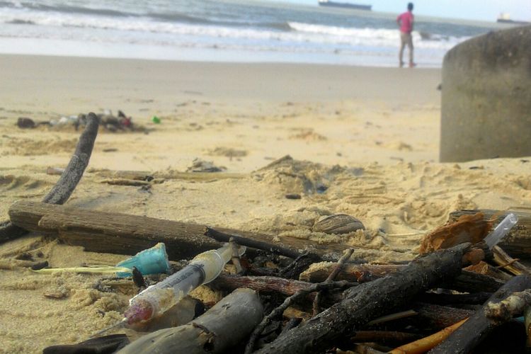 Tabung bekas suntik, botol bekas obat suntik, hingga jarum yang biasa terpasang di tabung spuit, mengotori pasir Pantai Kemala di Kota Balikpapan, Kalimantan Timur. Belum diketahui pemilik benda tersebut.