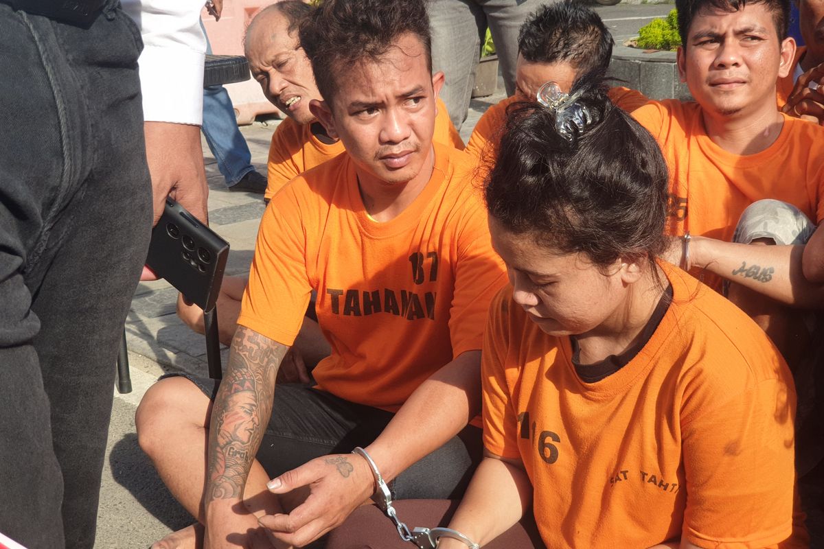 Wiellianto (29) dan Umi Kalsum Pulungan (27) dihadirkan saat polisi menggelar konferensi pers di Polrestabes Medan pada Senin (17/3/2025).