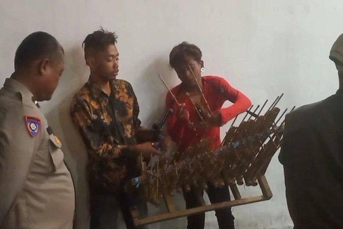 Rian, pengamen angklung, nekat mencuri dua botol parfum di sebuah minimarket di Jalan Pondok Bambu, Duren Sawit, Jakarta Timur, Kamis (9/2/2023). 