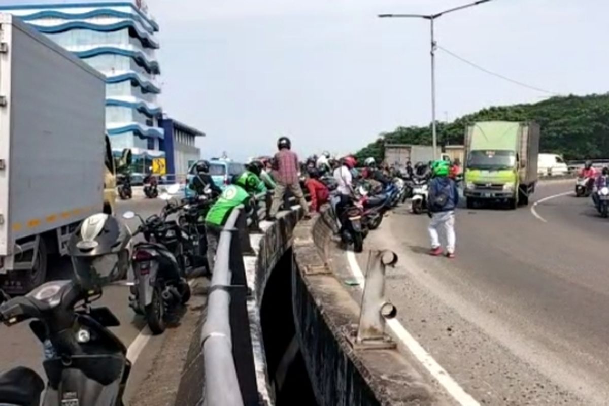 Kecelakaan motor terjadi di flyover Kemayoran Jalan Benyamin Sueb, Pademangan, Jakarta Utara, pada Senin (28/11/2022). Pengendara jatuh ke area bawah flyover setinggi 10 meter. 