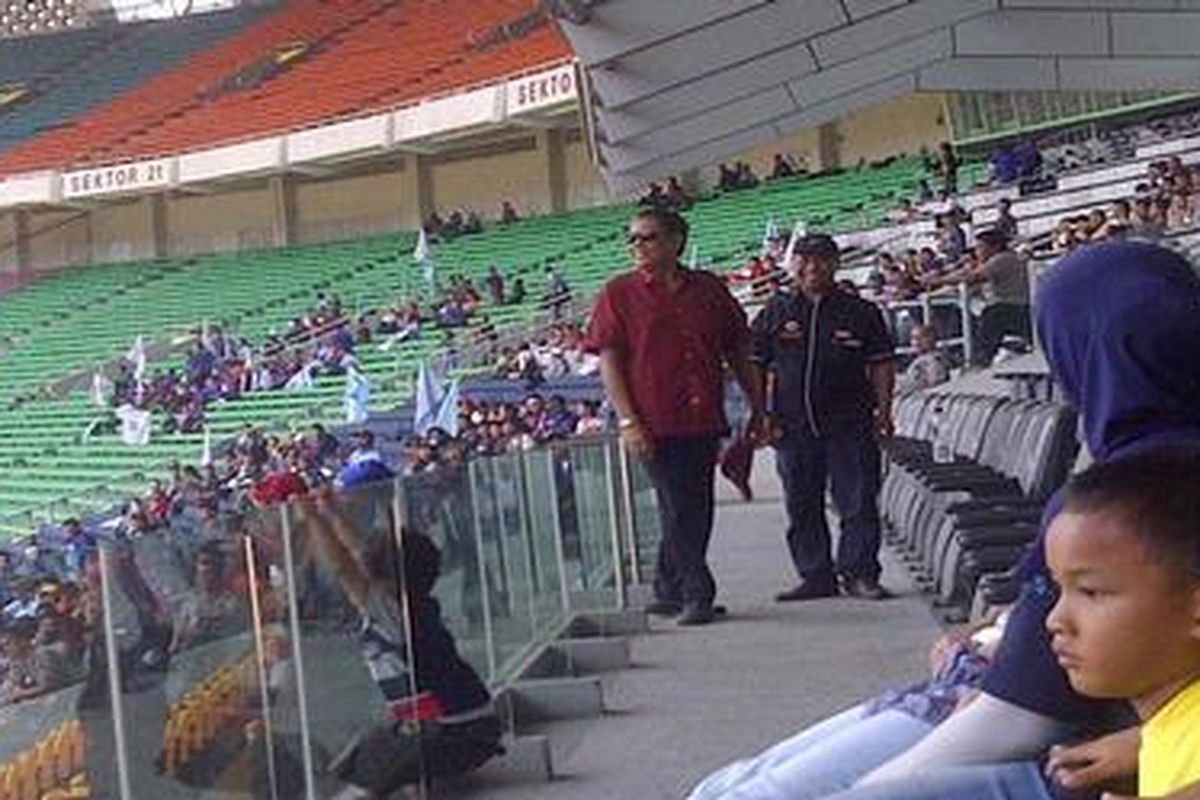 Tiga trio Srimulat Tarzan, Eko, dan Tessy (tak nampak), hadir di Stadion Gelora Bung Karno, Selasa (1/5/2012). Mereka akan menghiur massa buruh.