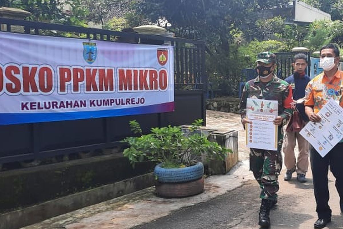 The officers conduct door-to-door socialization of 5M in Kumpulrejo Village.