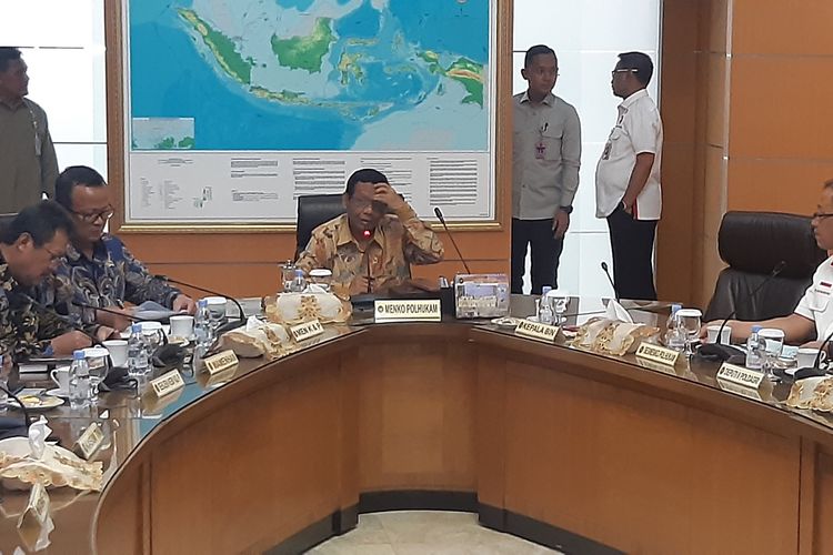 Menko Polhukam Mahfud MD pimpin rapat koordinasi terbatas (rakortas) bersama sejumlah kementerian dan lembaga negara di Kantor Kemenko Polhukam, Jakarta, Selasa (17/12/2019).