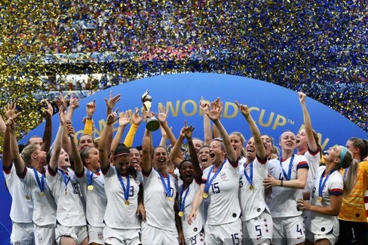 Para pemain timnas putri Amerika Serikat berselebrasi bersama trofi juara Piala Dunia Wanita 2019. Amerika Serikat juara setelah mengalahkan Belanda pada laga final di Stadion Lyon, Perancis, 8 Juli 2019.
