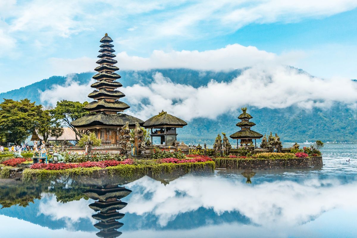 Ilustrasi Pura Ulun Danu Beratan di Kabupaten Tabanan, Bali. Pura ini adalah salah satu daya tarik pariwisata di Pulau Dewata.