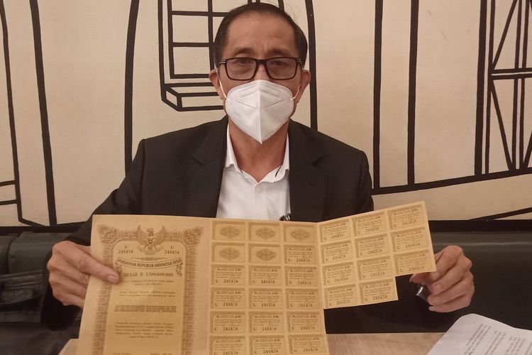 Kuasa hukum penggugat Amiziduhu Mendrofa memperlihatkan surat utang negara kliennya
