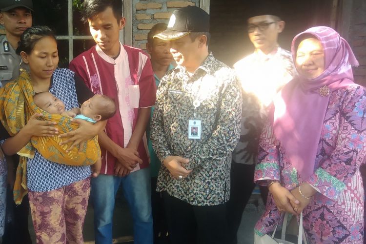 Wakil Bupati Gunungkidul Immawan Wahyudi (Pakai Topi) mengunjungi Bayi Kembar Siam Meyka dan Meysa yang digendong Ibunya Eka Handayani Selasa (2/10/2018) 