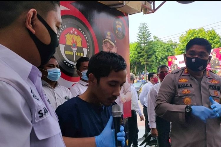 Tersangka pembunuhan pasutri, Ade Setiawan (30) memberikan keterangan dihadapan Kapolres Tegal AKBP M. Iqbal Simatupang dan Kasatreskrim AKP Heru Sanusi dalam konferensi pers di Mapolres setempat, Senin (3/8/2020)