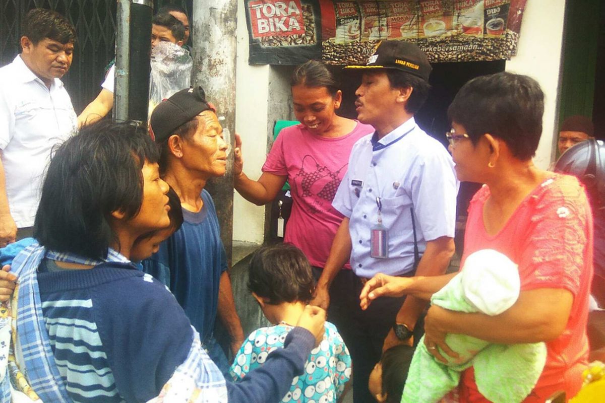Lurah Pekojan mengunjungi Joni dan keluarganya di tempat tinggal mereka di gang sempit di Jalan Gedong Panjang, Tambora, Jakarta Barat, Kamis (15/6/2017).