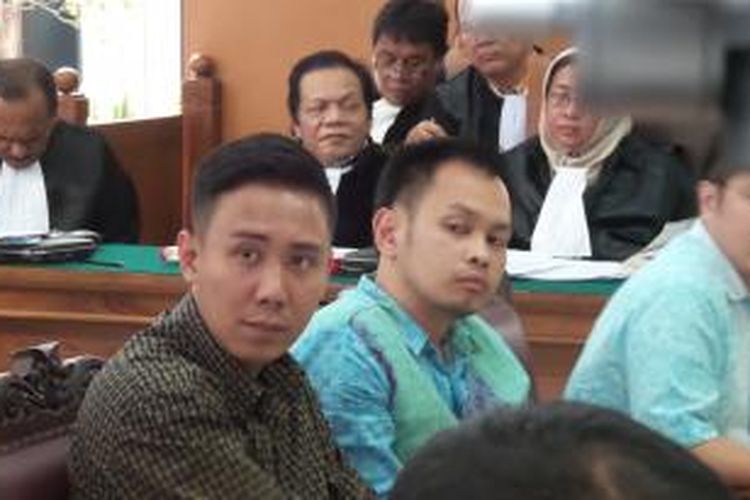 Erick Kaligis (kiri) dan Bernard Kaligis saat memberikan keterangan dalam sidang praperadilan lanjutan Otto Cornelis Kaligis di Pengadilan Negeri Jakarta Selatan, Rabu (19/8/2015).