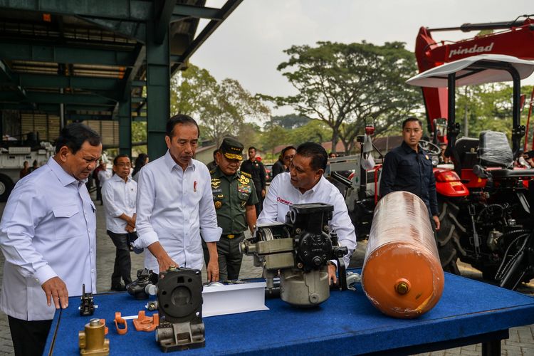 Presiden Joko Widodo (tengah) bersama Menteri Pertahanan Prabowo Subianto (kiri) dan Direktur Utama PT Pindad Abraham Mose (kanan) meninjau alutsista saat melakukan kunjungan ke PT Pindad di Bandung, Jawa Barat, Selasa (19/9/2023). Dalam kunjungannya ke Bandung, Presiden Joko Widodo berkesempatan untuk meninjau fasilitas produksi alutsista milik PT Pindad yang merupakan salah satu bentuk atensi dan apresiasi presiden terhadap PT Pindad sebagai industri pertahanan dalam negeri. ANTARA FOTO/Raisan Al Farisi/foc.