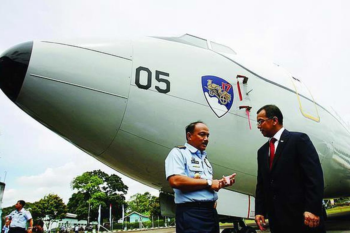 Kepala Staf TNI Angkatan Udara Marsekal Imam Sufaat (kiri) berbicara dengan Direktur Utama PT Garuda Indonesia Emirsyah Satar seusai serah terima dua pesawat Boeing 737-400 di Pangkalan Udara Halim Perdanakusuma, Jakarta, Rabu (9/3).