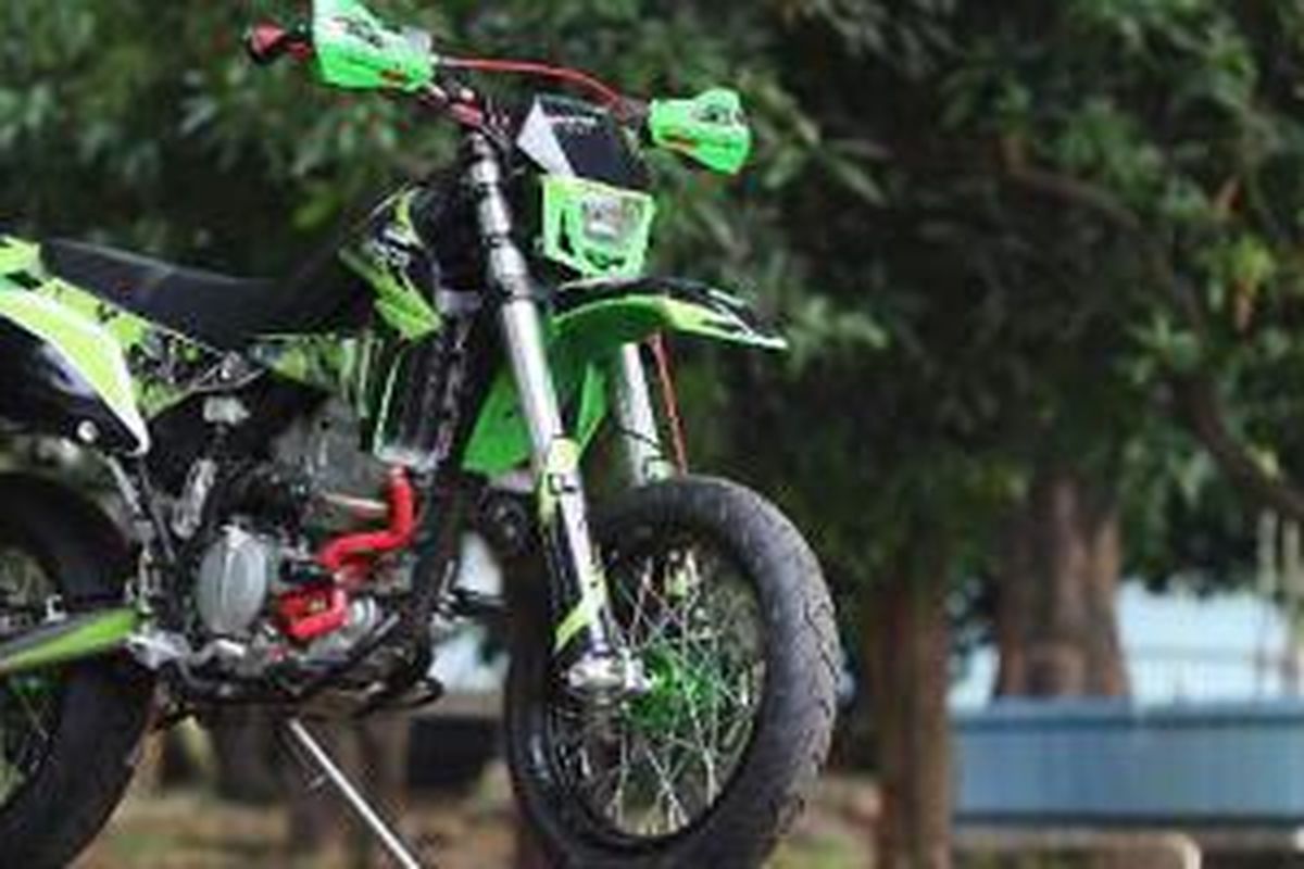 Salah satu supermoto modifikasi karya CAOS CUstombike.