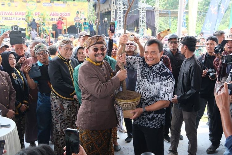 Buka Festival Mangga, Gubernur Ahmad Lutfhi Puji Desa Penggarit Pemalang