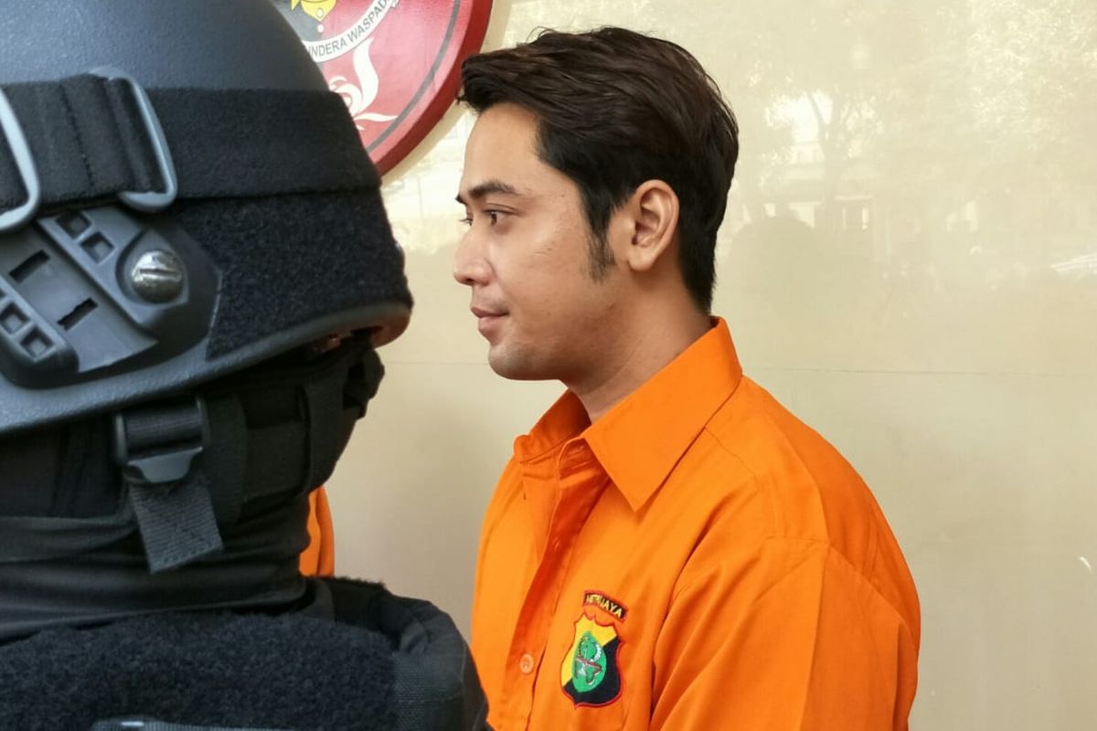 Artis peran Kriss Hatta mengenakan baju tahanan saat rilis di Polda Metro Jaya, Semanggi, Jakarta Selatan, Rabu (24/7/2019). Kriss ditangkap karena kasus penganiayaan.