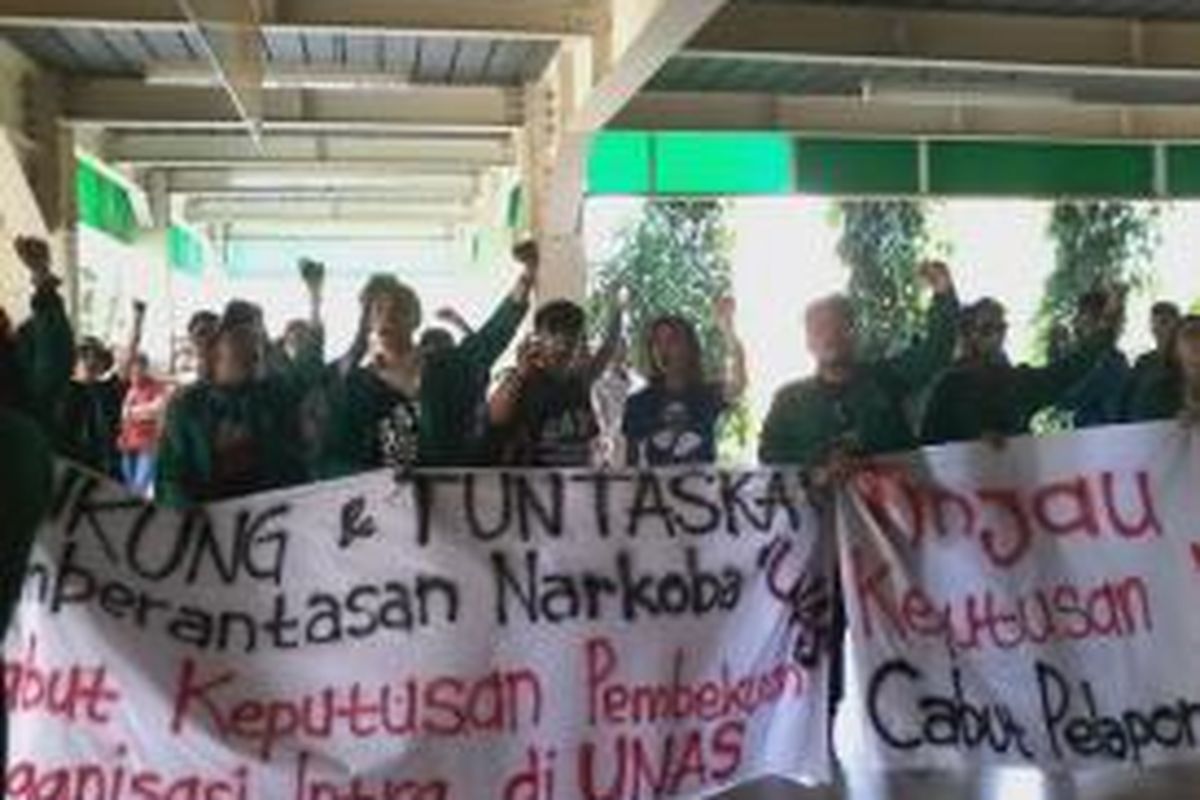 Demo di kampus Unas, Pasar Minggu, Jumat (12/9/2014).