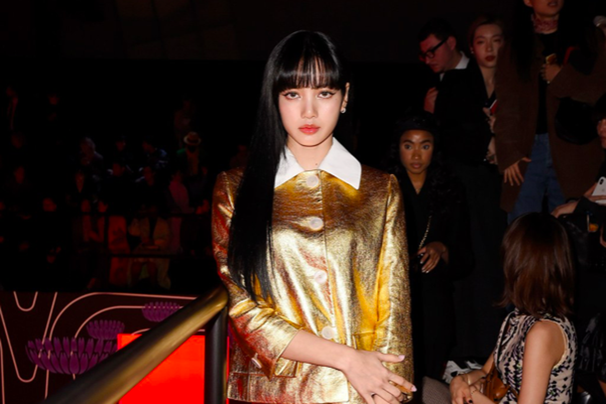 Lisa Blackpink dalam balutan Prada di Milan Fashion Week 2020.