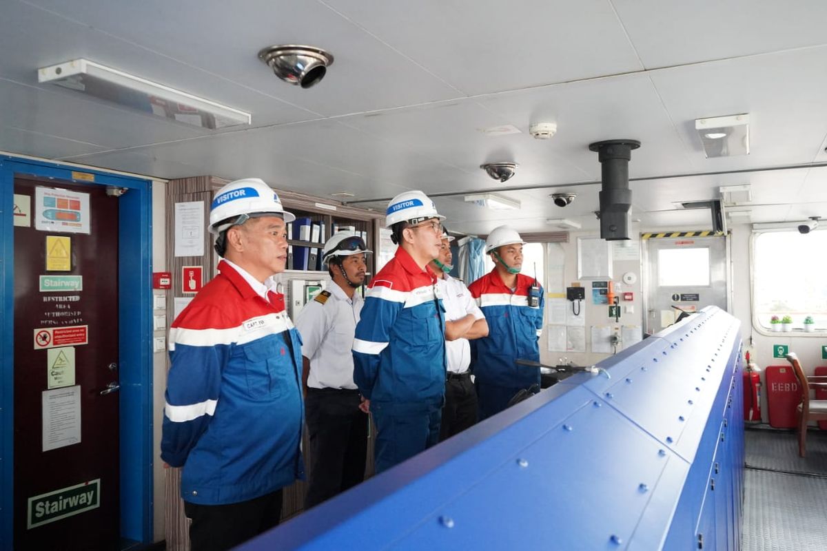 Terlihat para awak kapal milik PT Pertamina International Shipping (PIS) sedang memonitor jalannya kapal. 