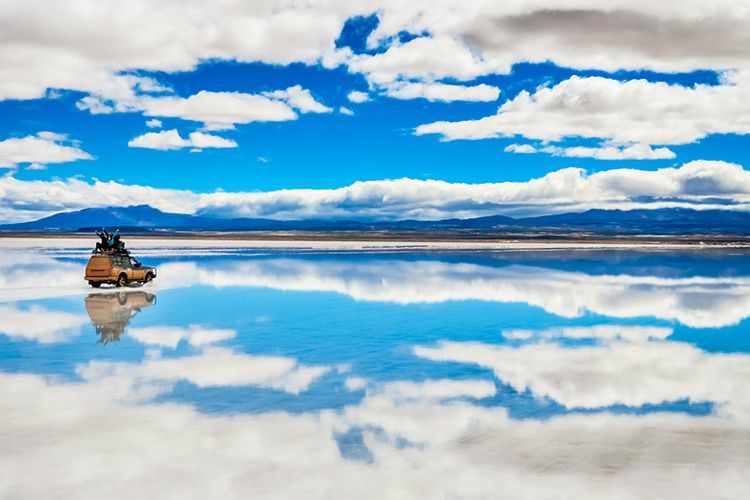 Fenomena alam cermin langit raksasa yang memukau di Salar de Uyuni Bolivia.