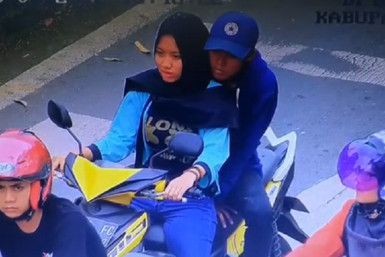 Pasangan pengendara motor pelanggar lalu lintas yang ditegur melaui pengeras suara oleh petugas Dinas Perhubungan Kabupaten Bogor.