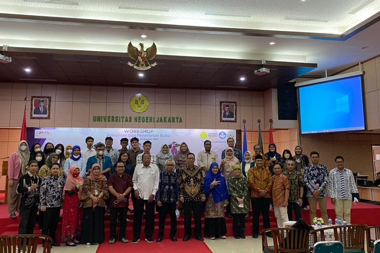 FIS UNJ dan Penerbit RajaGrafindo Persada menyelenggarakan workshop penulisan dan penerbitan buku yang merupakan bagian dari rangkaian acara The Eurasia International Course (24/10/2022)

