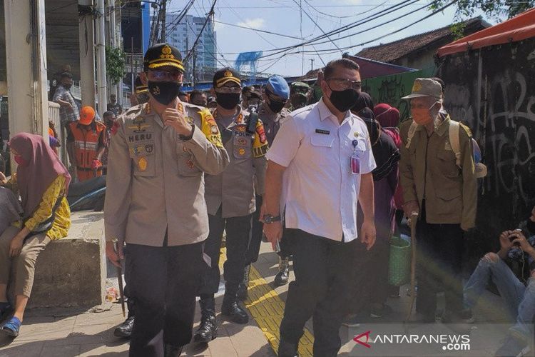 Kapolres Metro Jakarta Pusat Kombes Pol Heru Novianto dan Asisten Pemerintah Kota Jakarta Pusat Denny Ramdhany melakukan inspeksi di Jalan Jati Baru, dekat Pasar Tanah Abang, Jakarta Pusat, Rabu (20/5/2020).