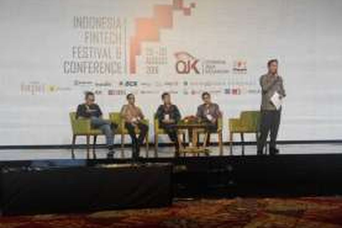 Diskusi dengan CEO Bukalapak Ahmad Zaky, CEO Go-Jek Nadiem Makarim, dan CEO Tokopedia William Tanuwidjaja pada acara Indonesia Fintech & Festival Conference di ICE BSD, Selasa (30/8/2016).