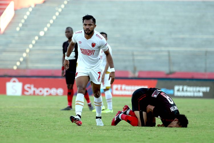 Pemain PSM Makassar Zulham Zamrun seusai duel dengan pemain Persipura Jayapura pada Pekan ke 21 Liga 1 2019 yang berakhir dengan skor 3-1 di Stadion Gelora Delta Sidoarjo, Jawa Timur, Jumat (27/09/2019) sore.
