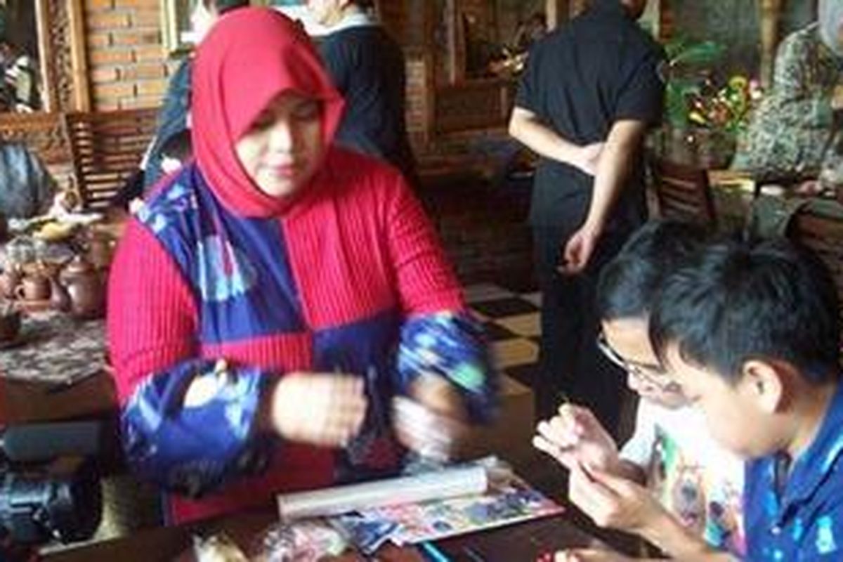 Emmy sedang mengajari pembuatan Nendo.